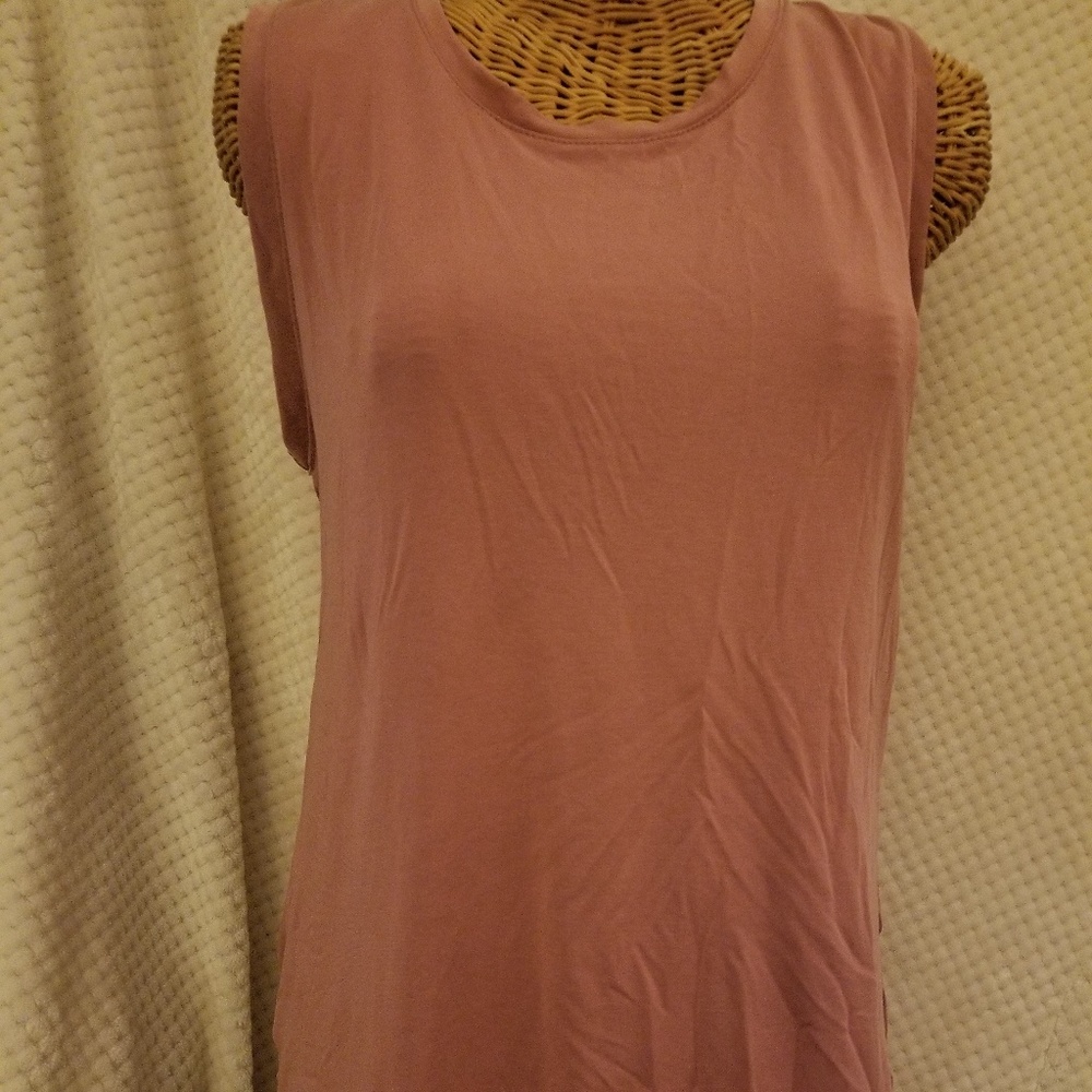 Sleeveless shirt